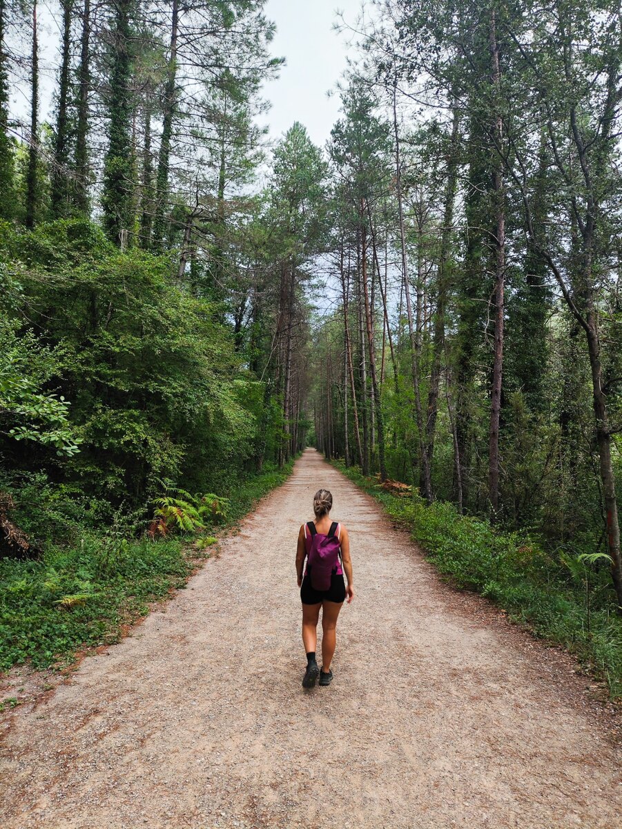Rocío Granados caminando por un sendero entre árboles